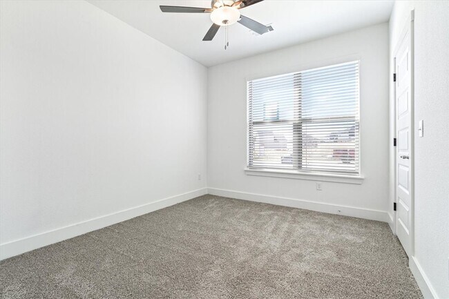 Building Photo - 7004 SW Orange Ave