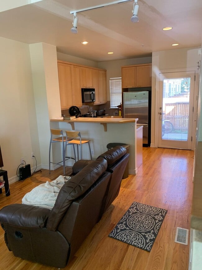 Building Photo - Charming 2 Bed/1.5 Bath Townhome Near Downtown Boulder