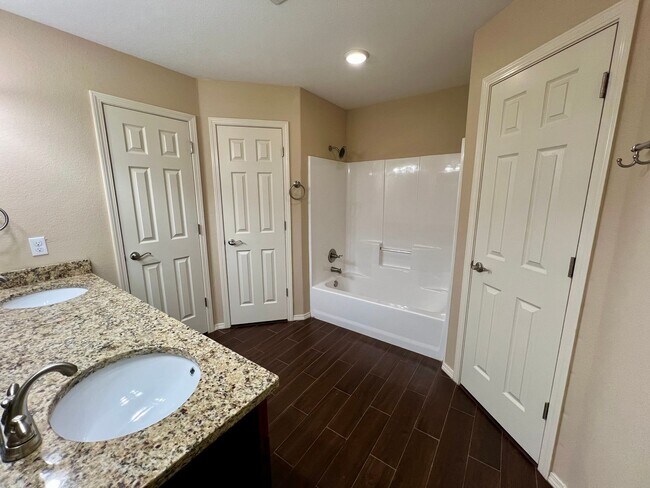 Building Photo - 511 Ridge Point Dr