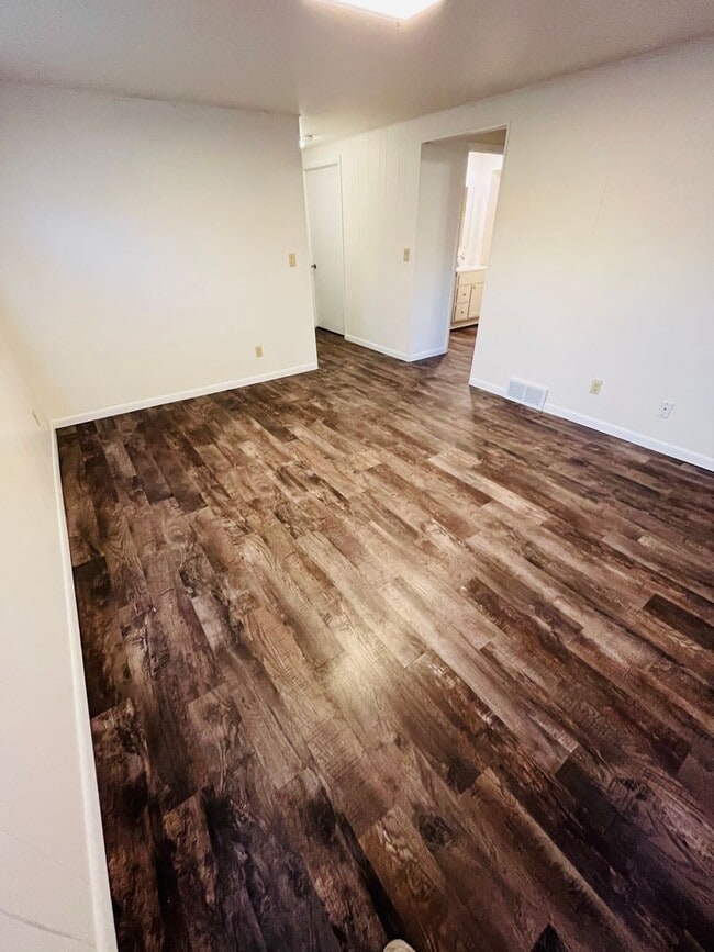 Building Photo - Beautifully updated 3 bedroom 2 bath duplex