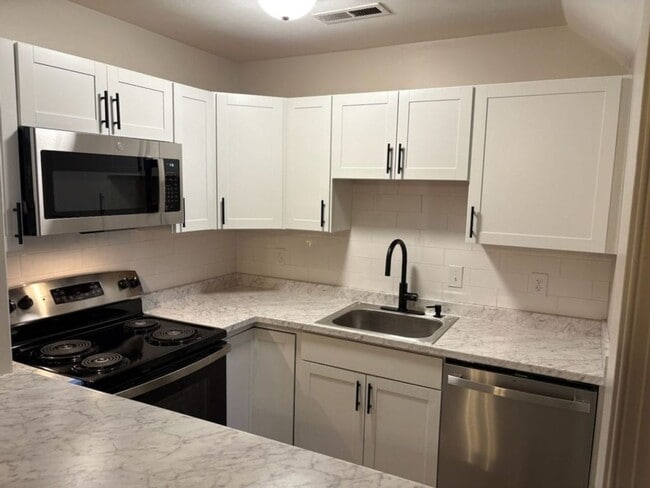 Building Photo - 1320 Bradley Dr