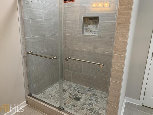 Building Photo - 6234 Collins St NE