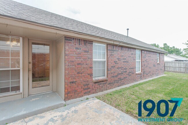 Building Photo - 2102 Briarcliff Dr