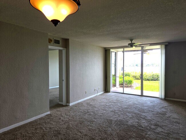 Building Photo - 5801 Bahia Del Mar Cir