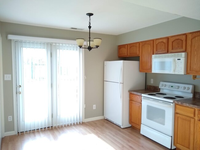Building Photo - 2 bedroom Townhome: Oaklawn Park!