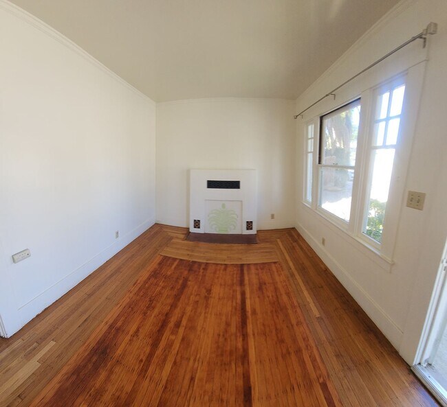 Building Photo - Cute standalone Bungalow in SLO! Off of Gr...