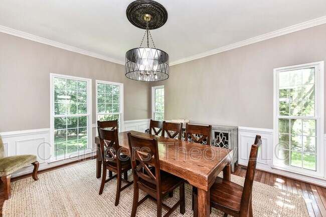 Building Photo - 641 Meade Dr SW