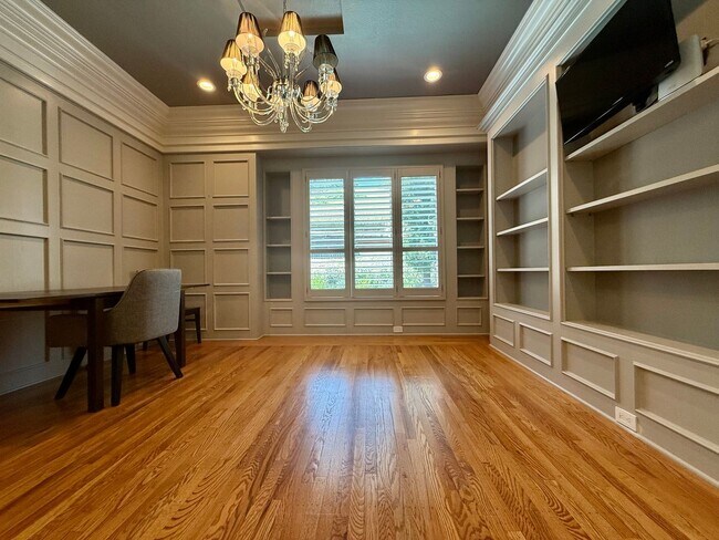 Building Photo - Stunning, Furnished 4 Bed 3.5 Bath + Offic...