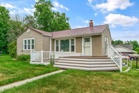 Building Photo - 3 Bed/2 Bath.  Pet Friendly. Large Yard. No Security Deposit