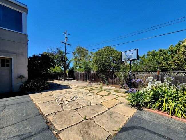 Building Photo - Elegant, spacious home in San Mateo