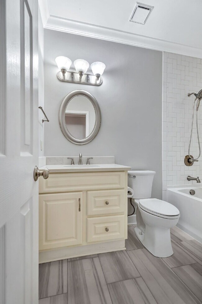 Building Photo - 2-Bed, 2-Bath Condo in the Heart of Green ...