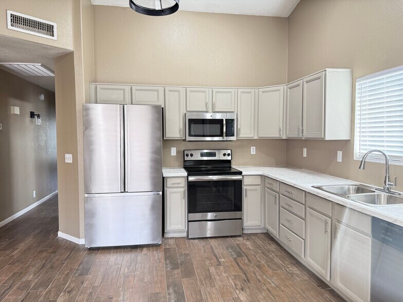 Building Photo - 10243 W Reade Ave