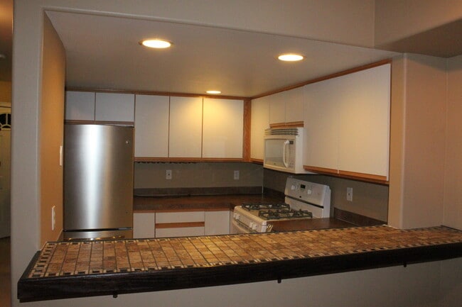 Building Photo - 2 Bed 1.5 Bath - Gas Heat - Garage - Yard Maintenance - Pet Friendly