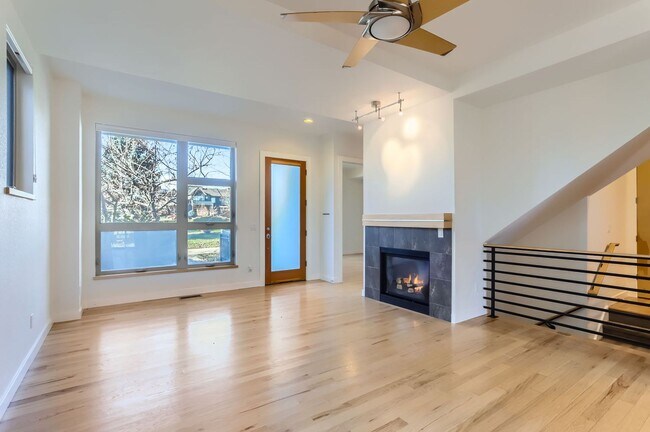 Building Photo - Modern 4-Bedroom Townhouse with Stunning Views in Boulder, CO