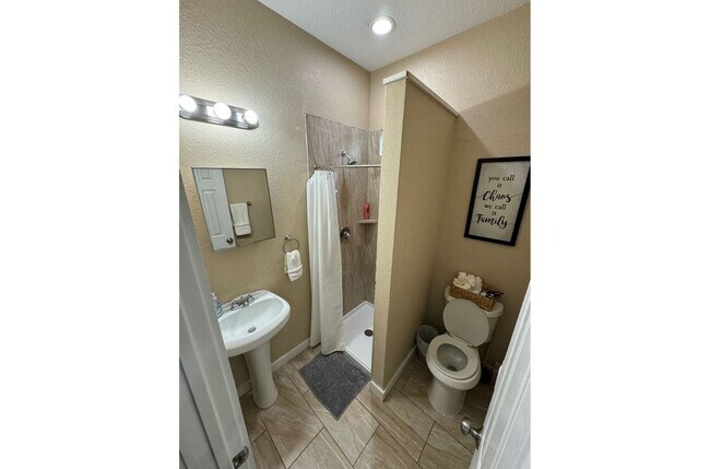 Building Photo - Renovated 1BR/1BA Downtown Home