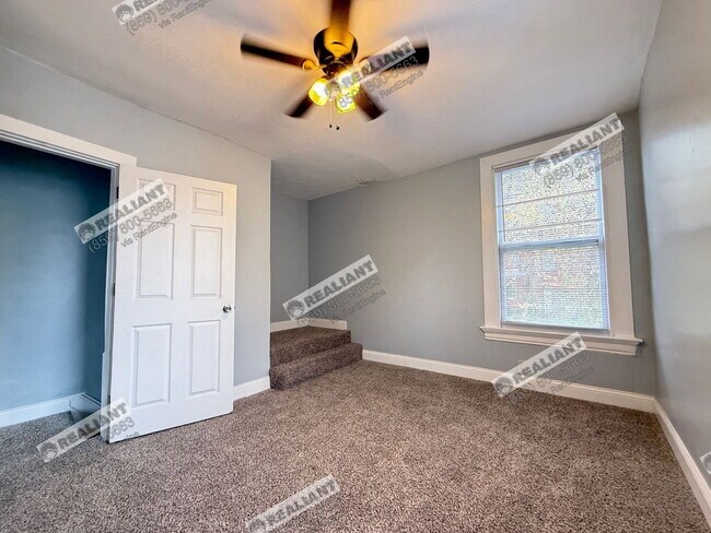 Building Photo - 939 Putnam St