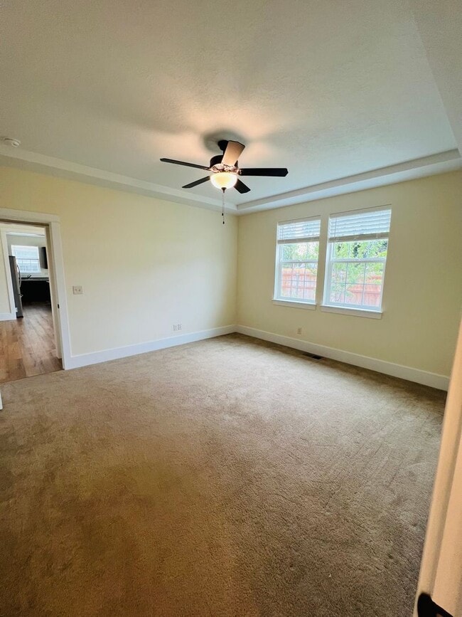 Building Photo - Newer Home - 3 Bedroom - 2 Bath - Hamilton