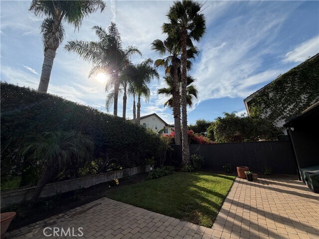 Building Photo - 15999 Via De Las Palmas