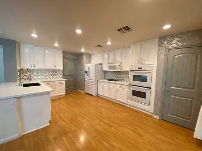 Building Photo - Unique Single Family 2/2 home