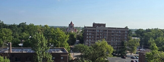Building Photo - Charming Top Floor Penthouse Condo with Vi...