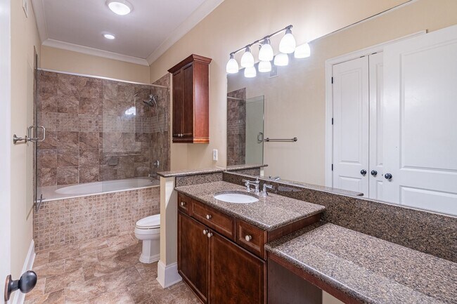 Building Photo - Excellently maintained 1 bedroom, 1.5 bath...