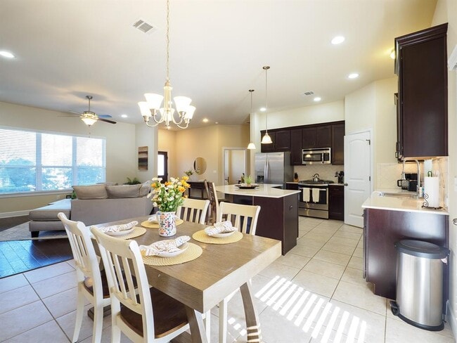 Building Photo - 5605 Roosevelt Ave