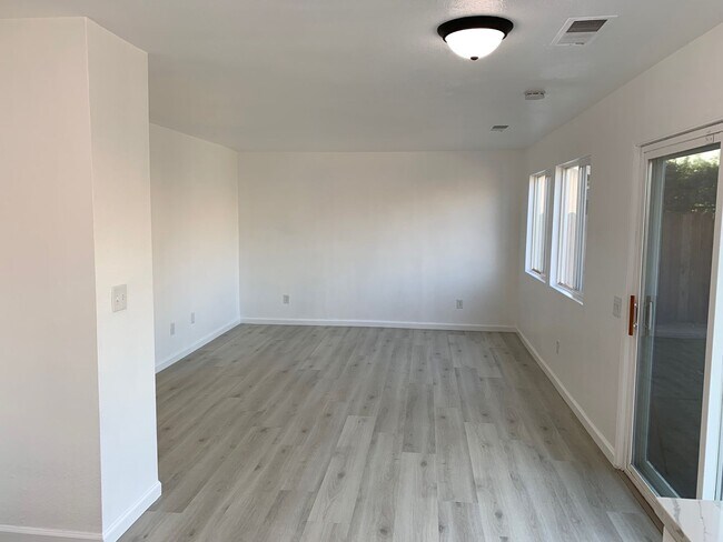 Building Photo - Full remodeled 4 bedroom 3 Bathroom home