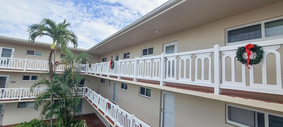 Building Photo - 2724 Garden Dr S