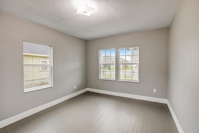 Building Photo - 720 E Guadalupe St