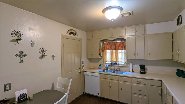 Building Photo - Furnished Corporate 2 Bed 1 Bath 1 Car Gar...