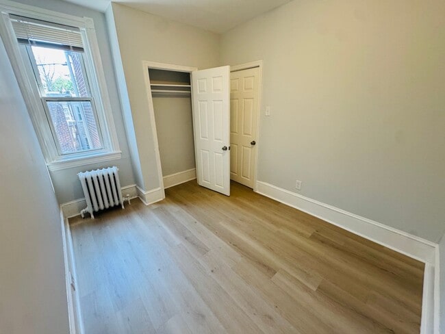 Building Photo - Renovated 3bd/1bth House with Rear yard!! ...