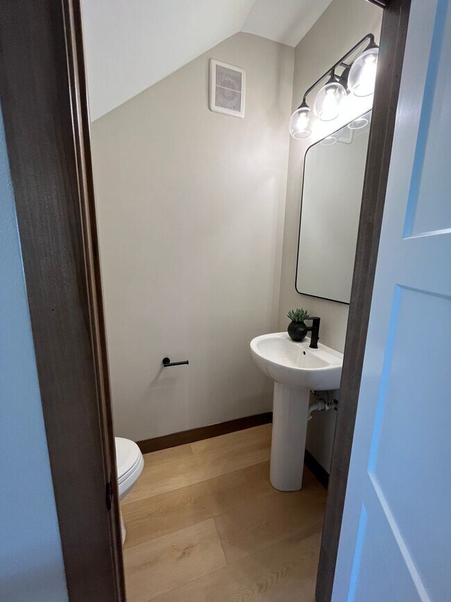 Building Photo - 5 Bed/2.5 Bath Twinhome For Rent!