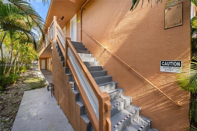 Building Photo - 608 SW 16th Ave
