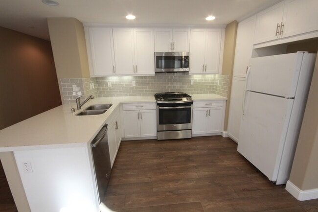 Building Photo - Stunning 2 Bedroom/2.5 Bath Townhouse