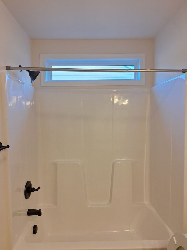 Building Photo - Wonderful Three Bedroom Home in Northeast ...