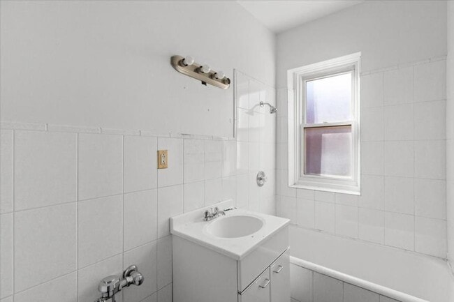 Building Photo - 3 bedroom in Chicago IL 60614