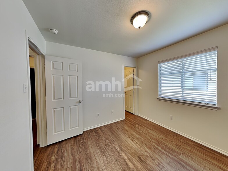 Building Photo - 100 Meadow Lark Ln