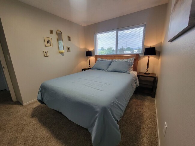 Building Photo - Newly Renovated Townhouse - Pet Friendly!!