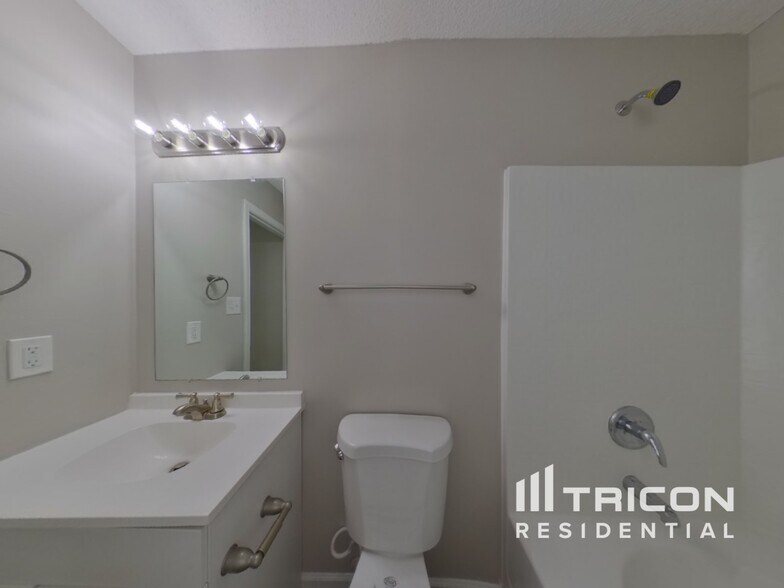 Building Photo - 3027 Salmon River Dr