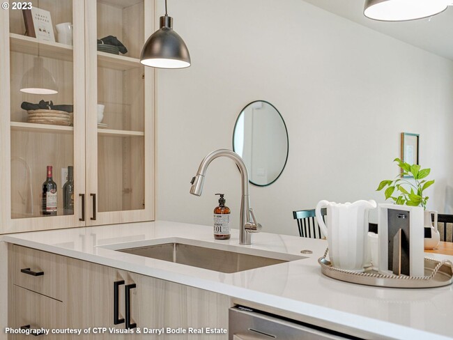 Building Photo - Stunning Modern Condo in Woodstock with Washer/Dryer in-unit, Patio & More