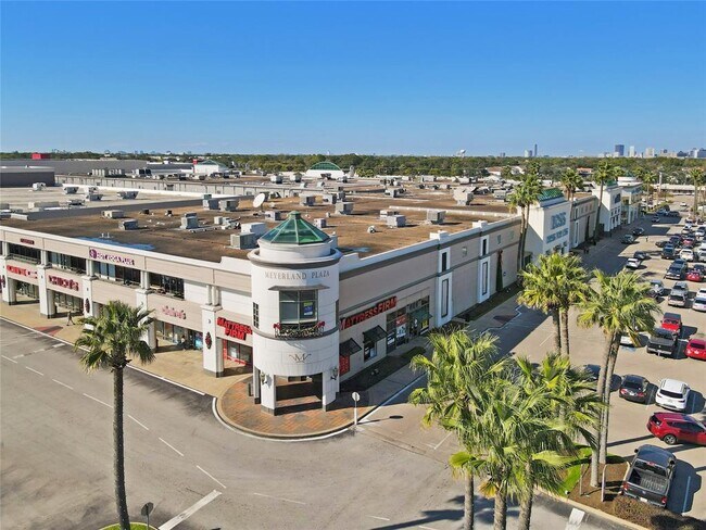 Building Photo - 10915 Cedarhurst Dr