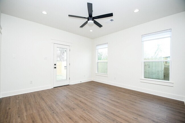 Building Photo - 4101 Victoria