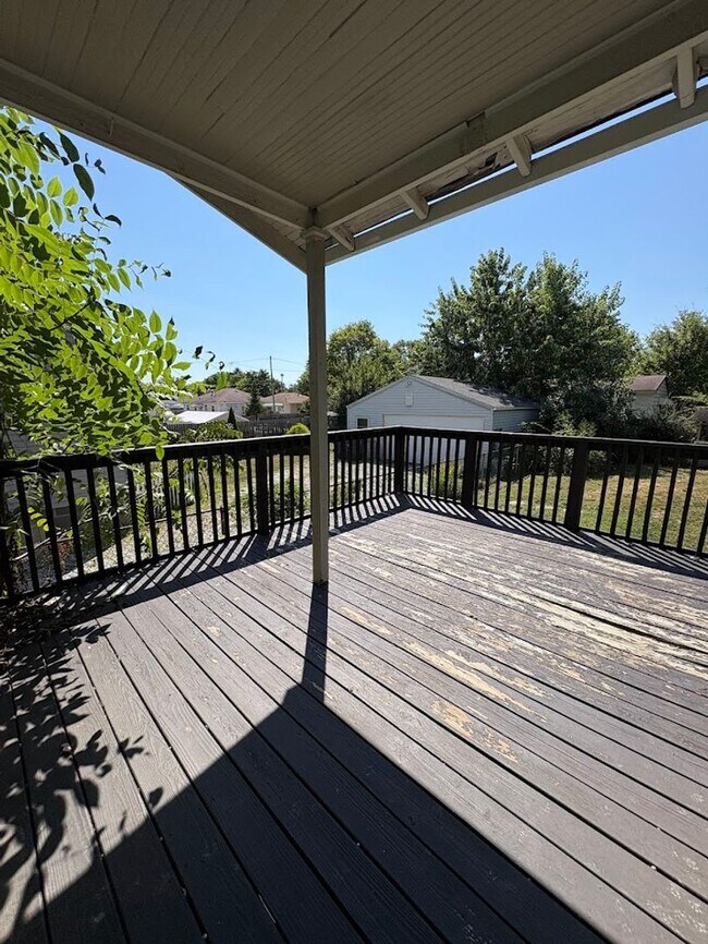 Building Photo - Three bedroom one bathroom home for rent