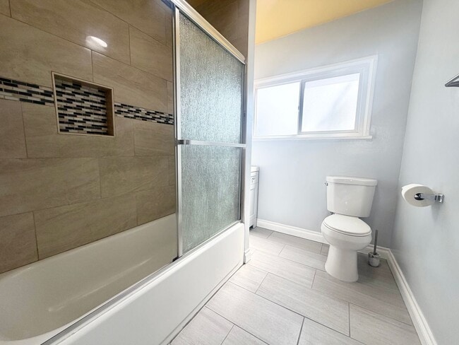 Building Photo - 2 bed 1 bath SFH near USC with gated parking