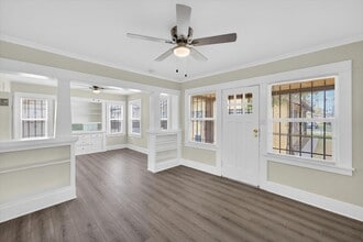 Building Photo - 5008 1/2 South Wilton Place