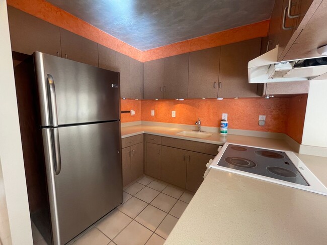 Building Photo - 2 Bedroom 1.5 Bathroom at Keoni Ana Waikik...