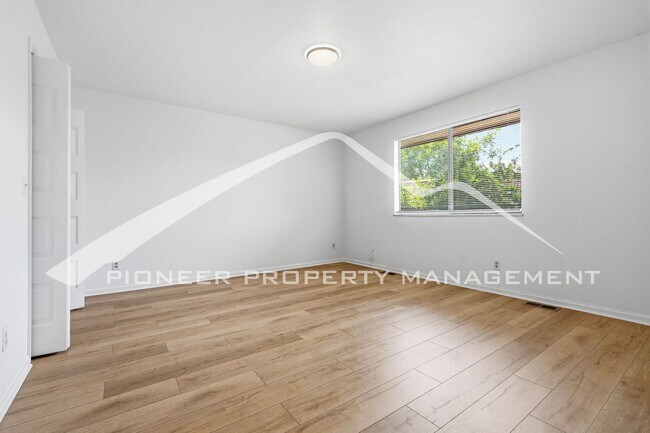 Building Photo - Charming Home with Central AC & Washer/Dryer