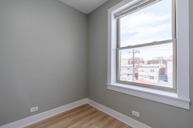 Building Photo - 6239 N Western Ave