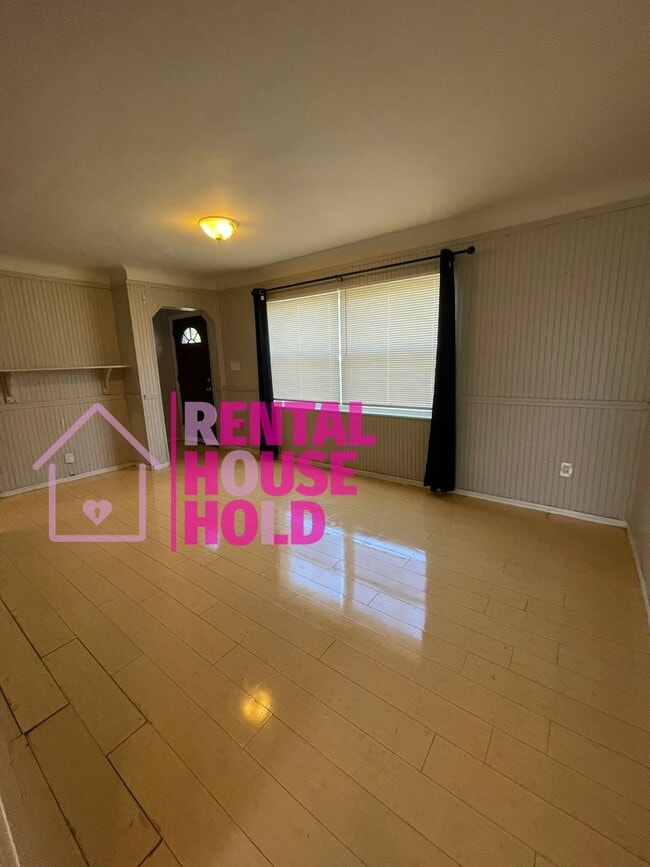 Building Photo - Stunning 3-Bedroom 1-Bath Bunglaow Located...