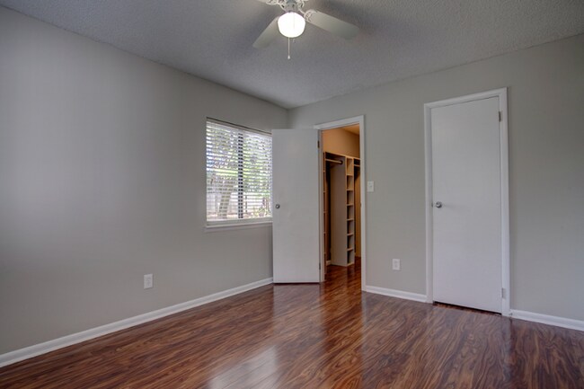 Building Photo - 950 Forestbrook Rd